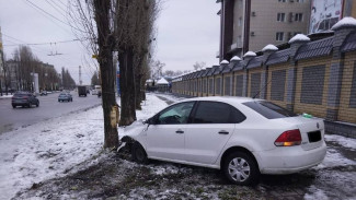 В Воронеже автомобилист врезался в дерево: пострадала женщина 