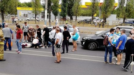 В Воронеже иномарка сбила двух женщин и ребёнка