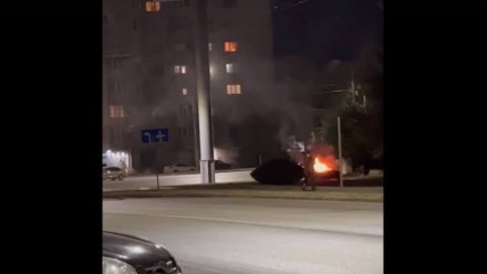 Воронежцы сняли на видео полыхающий автомобиль