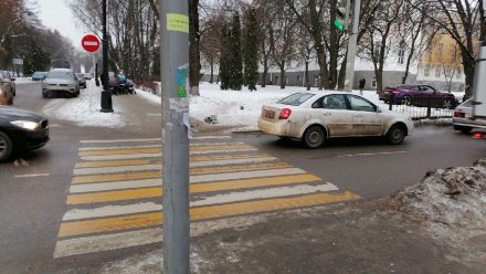 В Воронеже после ДТП часть светофора рухнула на коляску с малышом