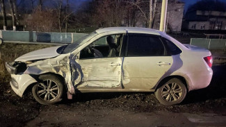 В Воронежской области ЗИЛ протаранил «Ладу» на встречке: есть пострадавший