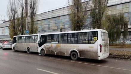 Девятилетний мальчик и трое взрослых пассажиров пострадали в ДТП с автобусами в Воронеже