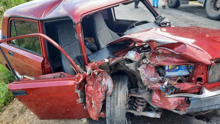 Компания молодёжи попала в больницу после аварии с грузовиком в Воронежской области