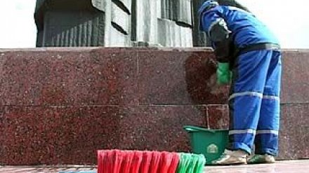 Два воронежца привели в порядок пять монументов в центре города