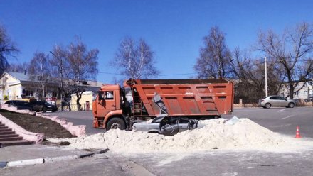 В Тамбове на водителя из Воронежской области опрокинулся грузовик с песком