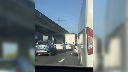 Утро воронежцев началось в пробке на Остужевской развязке