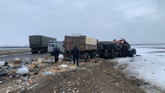 В Воронежской области при столкновении двух автомобилей и грузовика погиб мужчина