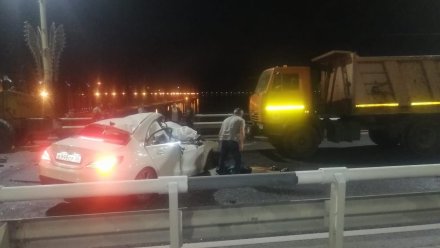 Mercedes влетел в трактор на Чернавском мосту в Воронеже: погибла 18-летняя девушка
