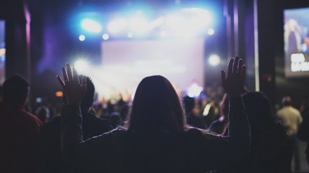 «Хрипела и не шевелилась». Фанатка Scorpions в Воронеже упала с балкона в толпу