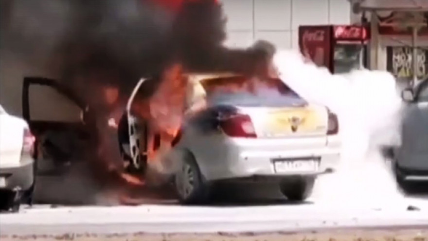 Воронежцы поделились видео полыхающей на парковке иномарки