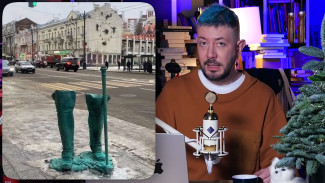 Дизайнер Артемий Лебедев оценил скульптуру «‎Сапоги Петра I»‎ в центре Воронежа