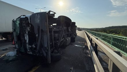 Фура Mercedes перевернулась на М4-«Дон» в Воронеже: ранен водитель