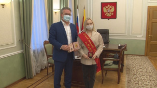 Ангелине Мельниковой вручили знак «Почётного гражданина Воронежа»