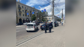 Пожарные и полицейские съехались к остановке «Детский мир» в Воронеже