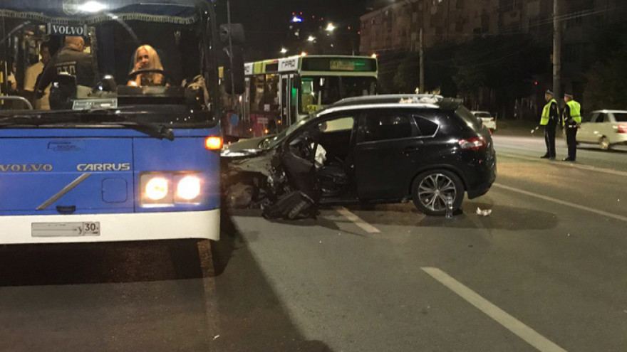 В Воронеже в ДТП с участием четырёх машин и автобуса пострадала женщина