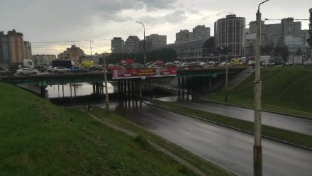 В Воронеже из-за ливня закрыли движение под путепроводом на Московском проспекте