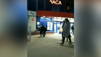 В Воронеже мужчина напал на уличного гитариста: появилось видео