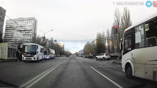 В Воронеже автобус с пассажирами проехал на красный