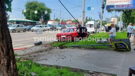 Из-за сбитого автомобилем дорожного знака в Воронеже пострадала женщина