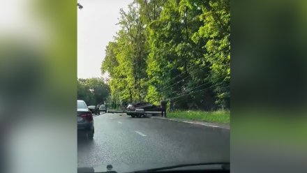 В Воронеже автомобиль повалил опору ЛЭП