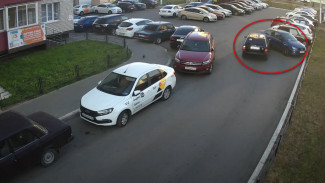 В воронежском ЖК неизвестный водитель снёс  3 припаркованных авто: появилось видео