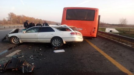 На воронежской трассе в ДТП с рейсовым автобусом погиб водитель иномарки