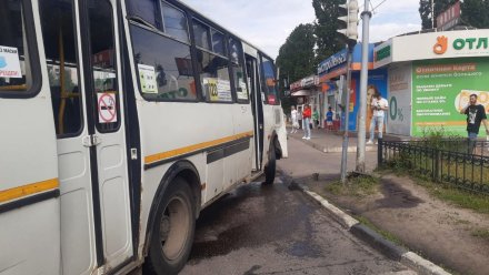 В ДТП с автобусом и светофорным столбом в Воронеже обошлось без пострадавших