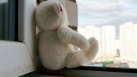 В Воронеже пятилетняя девочка выпала с балкона 8 этажа