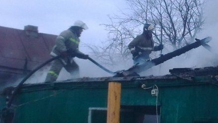 Ночной пожар уничтожил сараи в Семилуках