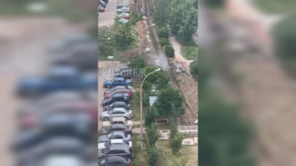 Мощный фонтан забил из-под земли в воронежском Шилово