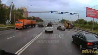 Момент аварии с 10 автомобилями в Воронеже попал на видео