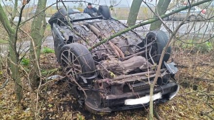 В Воронежской области парень и девушка пострадали в перевернувшейся машине
