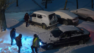 Воронежцы разругались из-за расчищенных во дворе парковочных мест