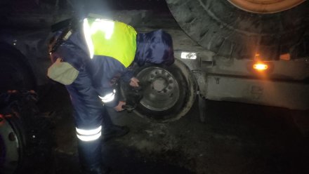 КамАЗ перекрыл трассу Воронеж – Луганск
