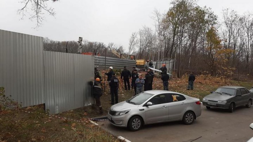 Воронежцы подрались с рабочими из-за скандальной стройки в Берёзовой роще