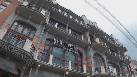 Пожарные съехались к гостинице «Бристоль» в центре Воронежа