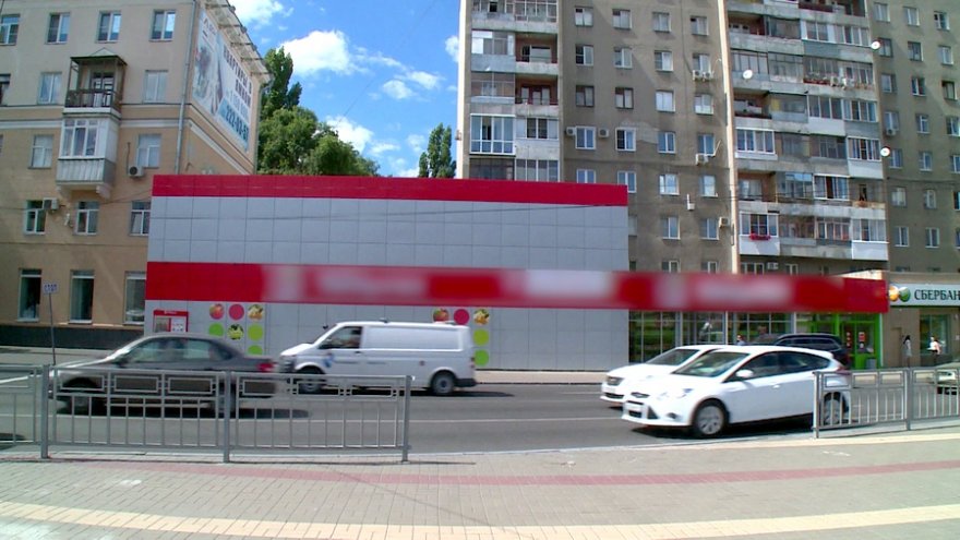 Владельцам магазина в центре Воронежа не удалось отстоять похожий на мавзолей фасад