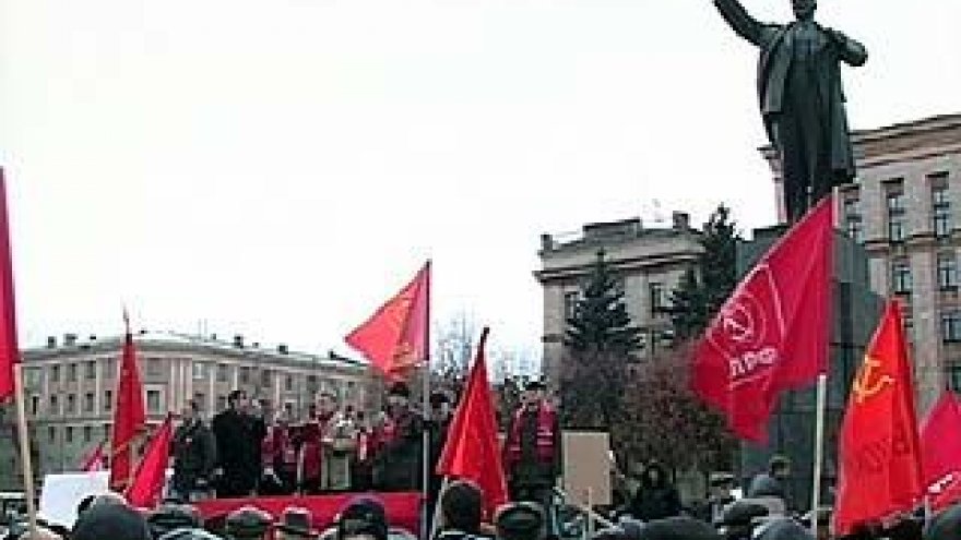 Члены КПРФ отметили День Великой октябрьской революции
