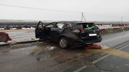 На трассе в Воронежской области иномарка врезалась в ограждение: водитель в больнице