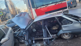 Три легковушки и грузовик столкнулись на перекрёстке в Воронеже: есть пострадавший