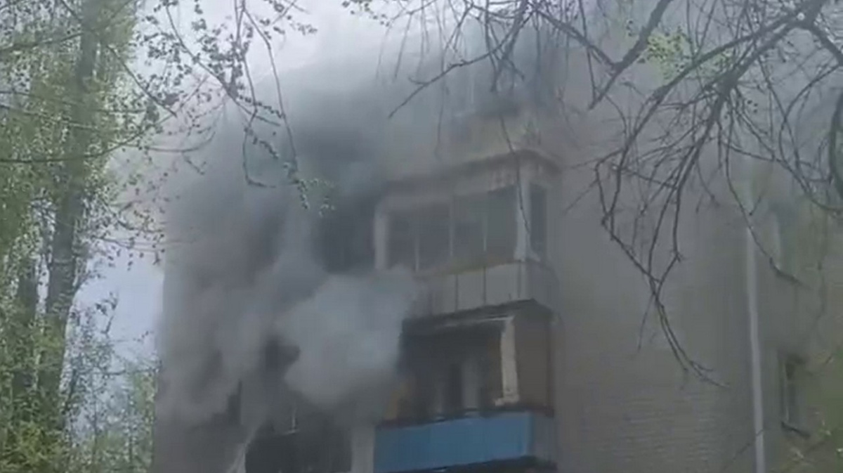 Воронежцы сняли на видео сильный пожар в пятиэтажке | 17.04.2024 | Воронеж  - БезФормата