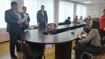 Депутаты Сергей Талдыкин и Андрей Бойко вручили жене бойца СВО письмо командира батальона