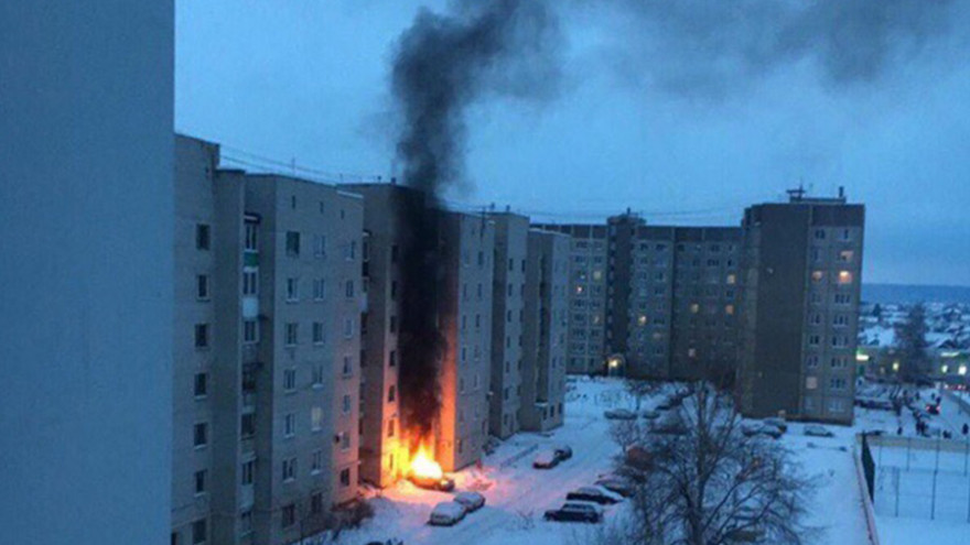 Под окнами воронежской многоэтажки сгорел дорогой внедорожник