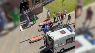 В Воронеже врачи начали реанимировать сорвавшегося с балкона многоэтажки парня