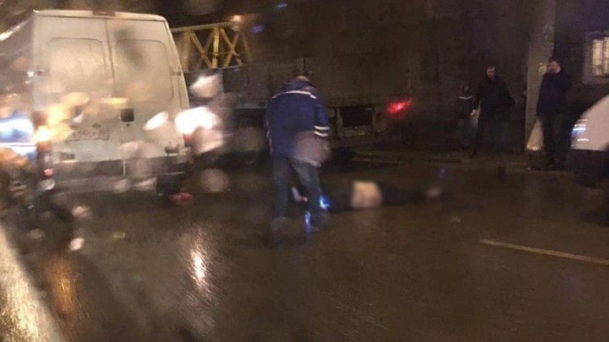 В Воронеже микроавтобус у остановки переехал мужчину