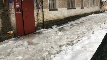 Воронежцы пожаловались на упавшие с крыши ледяные глыбы в центре города