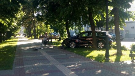 В центре Воронежа элитная иномарка при ДТП снесла забор и вылетела в сквер