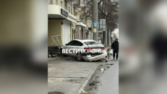 BMW снесла забор и влетела в магазин в центре Воронежа