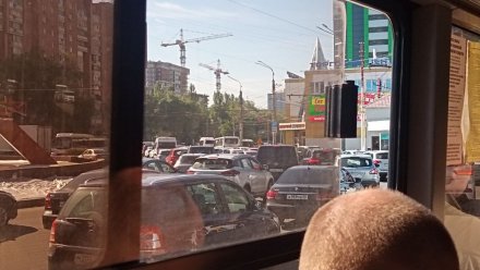 Воронежцы сообщили об огромном заторе на Московском проспекте из-за коммунальной аварии