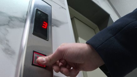 Лифты в воронежской 17-этажке пообещали включить в ближайшие недели 